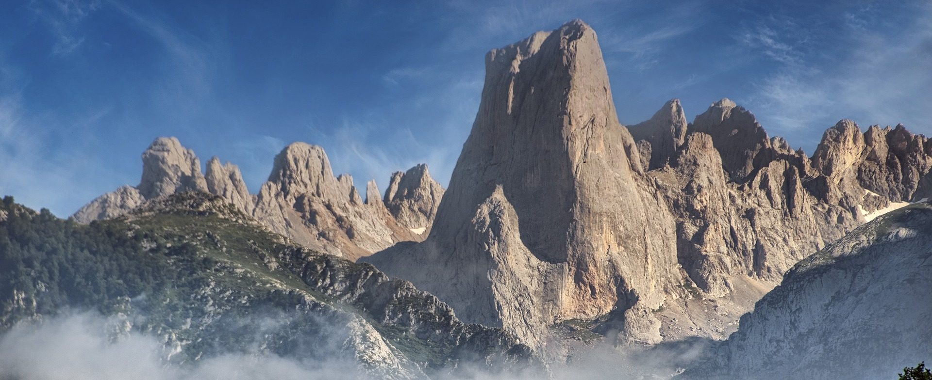 Escalada en Picos de Europa naranjo de Bulnes